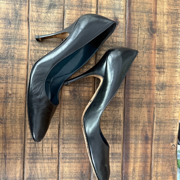 Manolo Blahnik Black Leather Pointed Toe Pumps – Classic, Well-Loved - Picture 2 of 4
